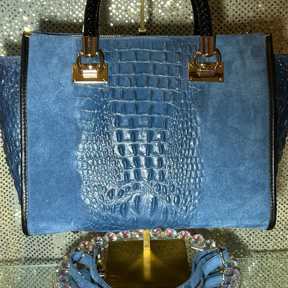 Borse in Pelle Blue Croc-Embossed Suede & Leather Bag Approx. 12” x 10” x 4” NWT - Picture 3 of 15